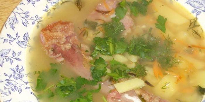 Sopa de ervilha com carne de porco