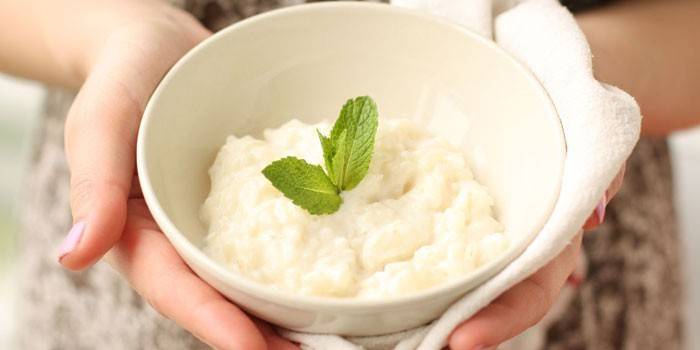 Gachas de arroz con leche en un plato