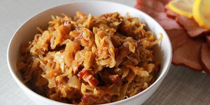 Repolho misto com pedaços de carne