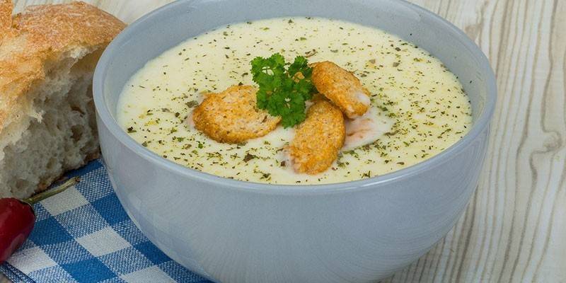 Zupa z kukurydzą i krakersami