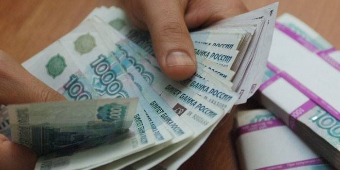 Banknoty w rękach