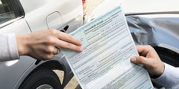 Garota mostra homem apólice de seguro