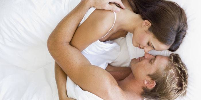 Chica con un chico en cama