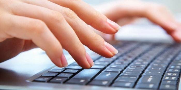 A menina trabalha no computador