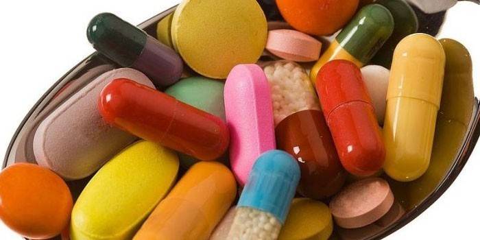Comprimidos e cápsulas em uma colher