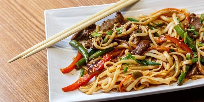 Udon com legumes e fatias de carne de bovino