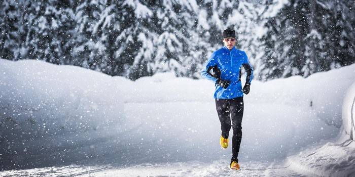 Hombre en el bosque de invierno
