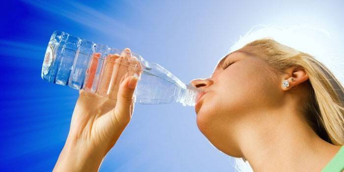 Niña bebe agua