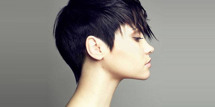 Chica con el pelo corto