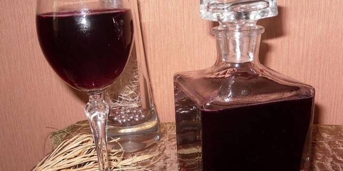 Tintura de grosella en un vaso y damasco