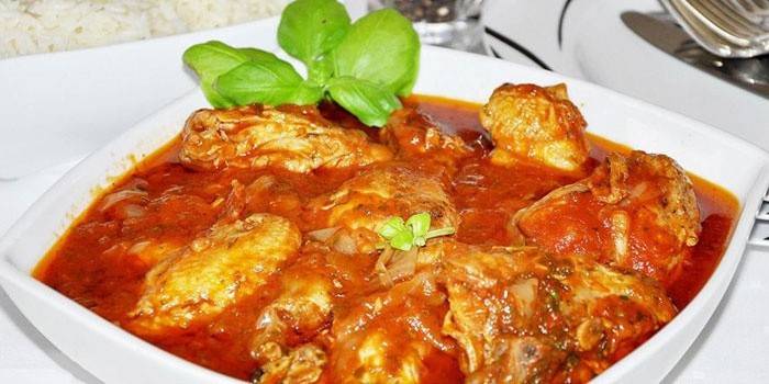 Chakhokhbili con salsa de tomate