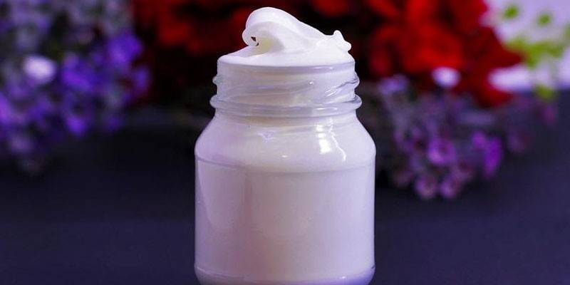 Creme em uma jarra
