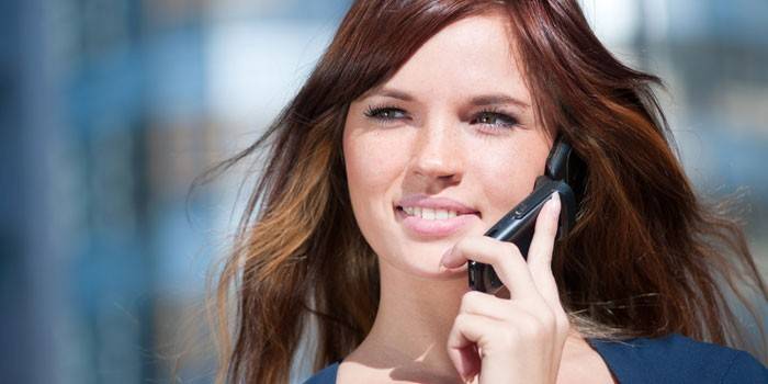 Dziewczyna mówi przez telefon