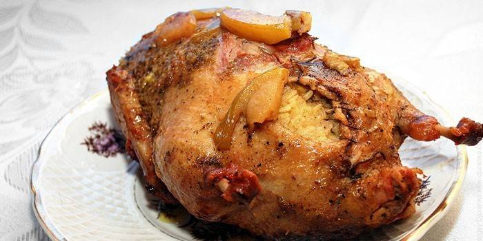 Pato de carcaça recheado com arroz e maçãs