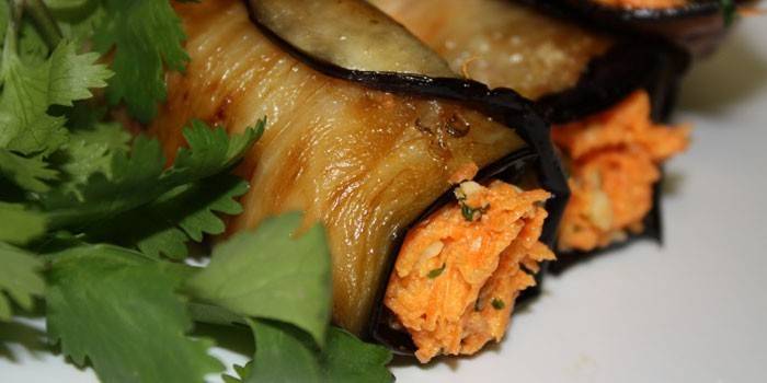 Rollos de berenjenas con relleno de ajo y zanahoria