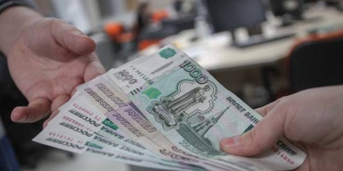 Transfer pieniędzy z ręki do ręki