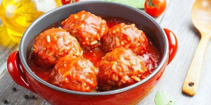 Ouriços picados com arroz e molho de tomate em uma panela