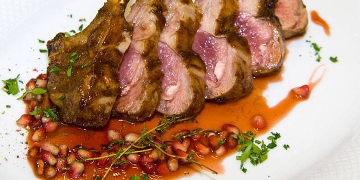 Costillar de cordero listo con salsa de granada