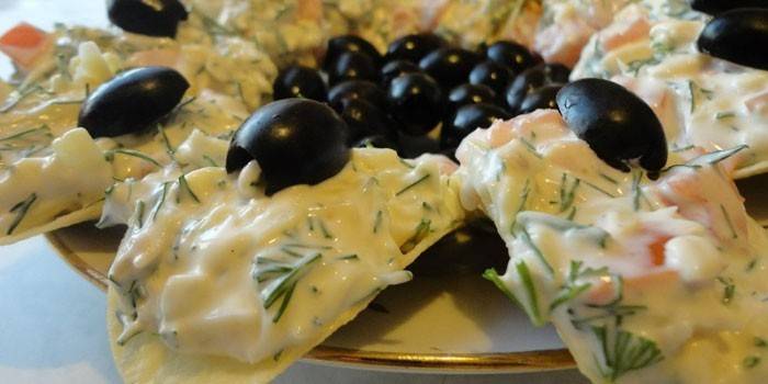 Ensalada de aperitivo con aceitunas en papas fritas