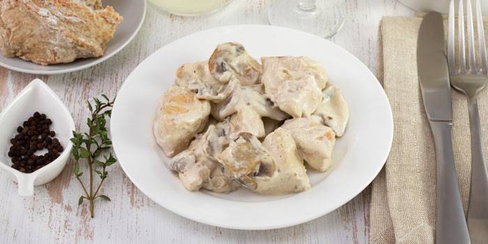 Strogonoff de carne com cogumelos e frango em molho cremoso