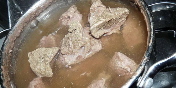 Carne em uma panela