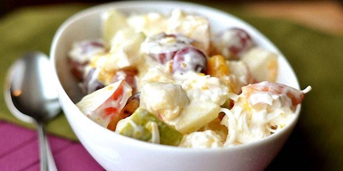 Salada de frutas molho de creme de leite