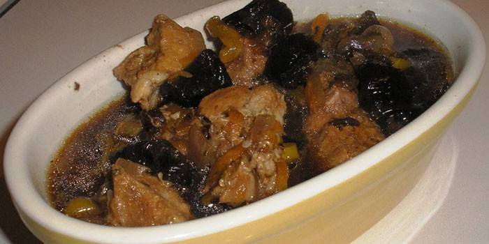 Carne de porco estufada com cogumelos e ameixas