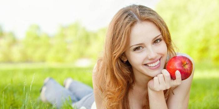 Chica con manzana
