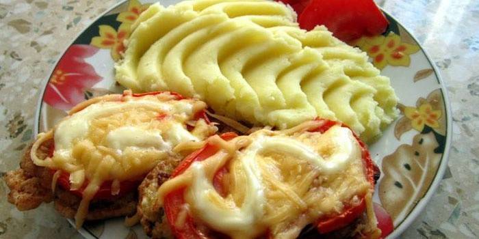 Carne francesa con puré de papas en un plato