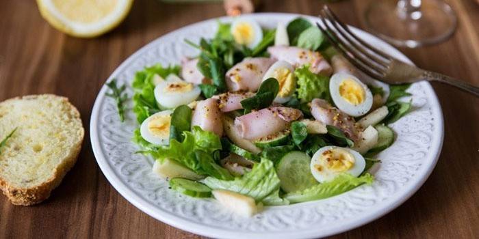 Salada com ovos de lula e codorna