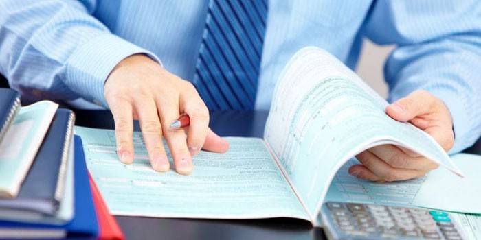 Un hombre trabaja con documentos