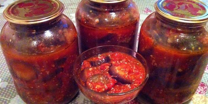 Lengua de suegra de berenjena en frascos y tazón