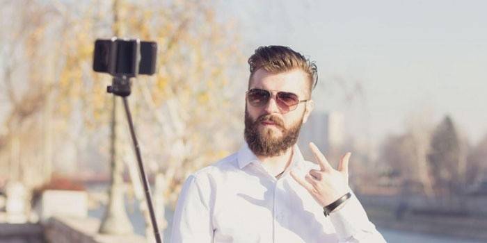 Chlap robí selfie
