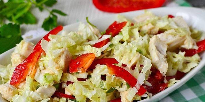 Ensalada de pimientos, pollo y col de Pekín