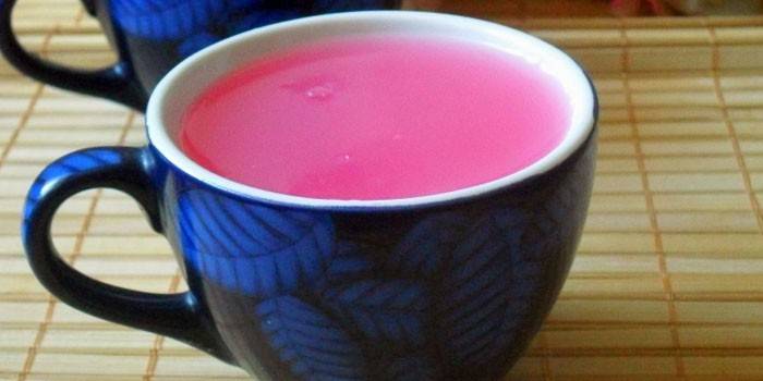 Gelatina de frutas y bayas en una taza