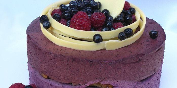 Pastel de Arándanos con Bayas y Chocolate Blanco