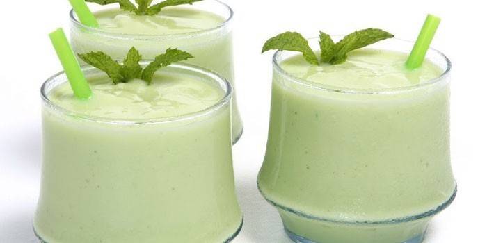 Três copos com batido