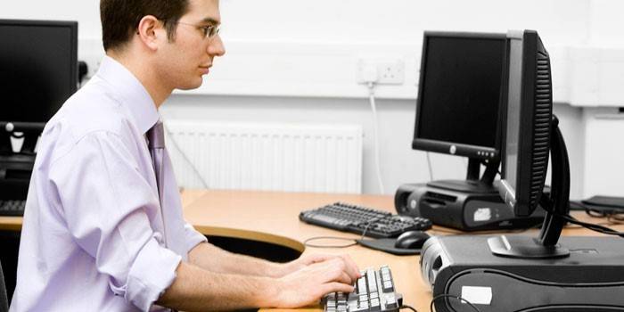 Um homem trabalha em um computador