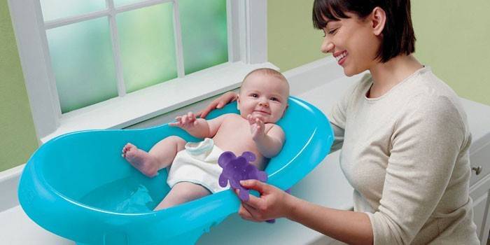 Bebê no banho e mãe