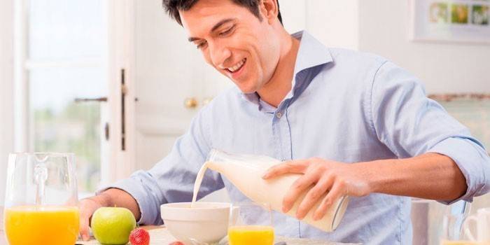 Hombre desayunando en la cocina