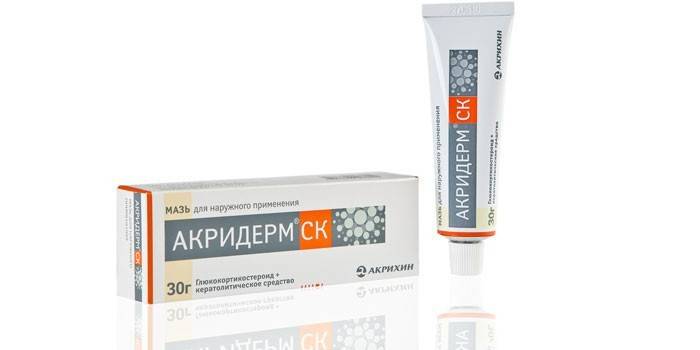 Ungüento Akriderm SK en el paquete