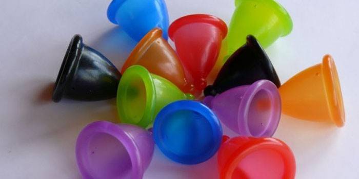 Copos menstruais multicoloridos
