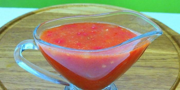 Salsa de tomate en una salsera