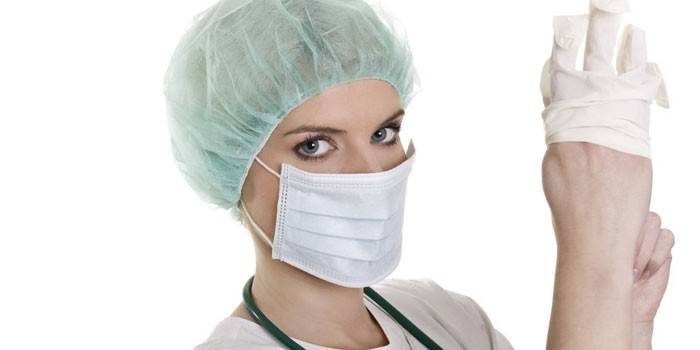 Doktor dziewczyna zakłada rękawiczkę na rękę