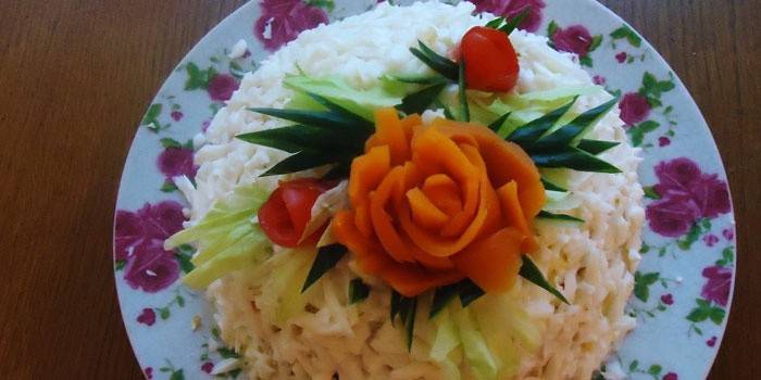 Prato com salada antes de servir