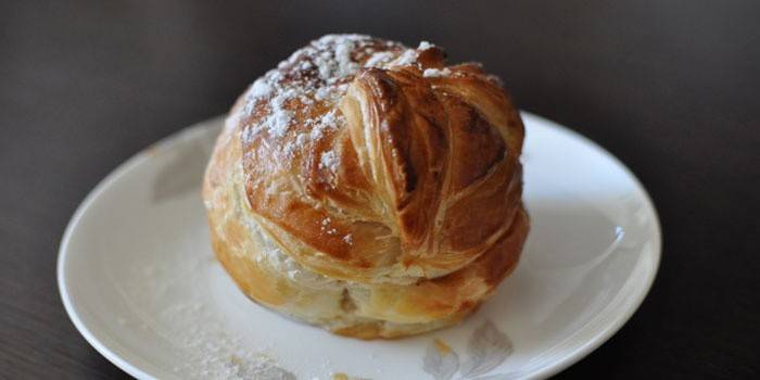 Pieczone jabłko w cieście francuskim