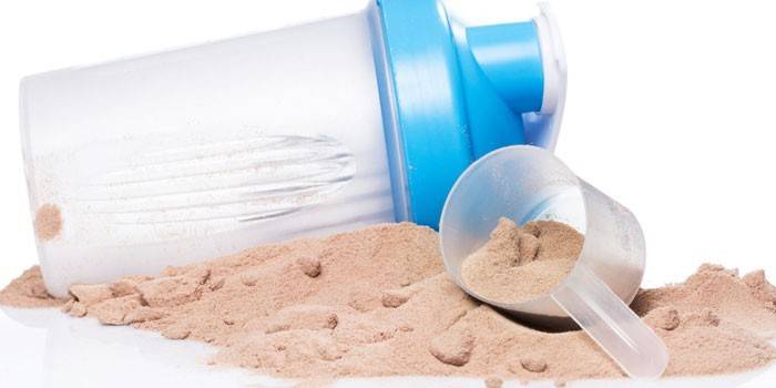 Proteína de soya cuchara dosificadora y vaso para cócteles