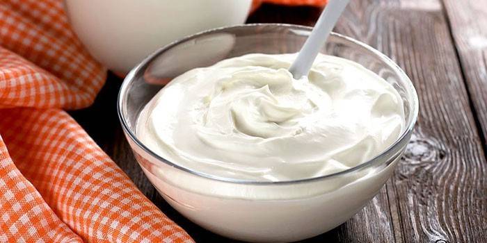 Crema agria en un plato hondo