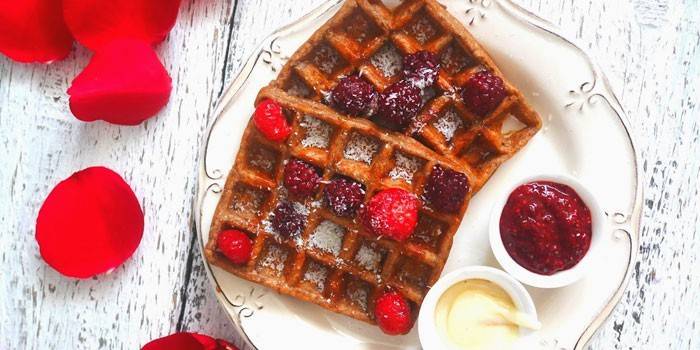 Waffles vienenses com coco, frutas e dois molhos