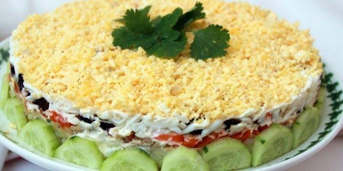 Salada pronta em uma bandeja
